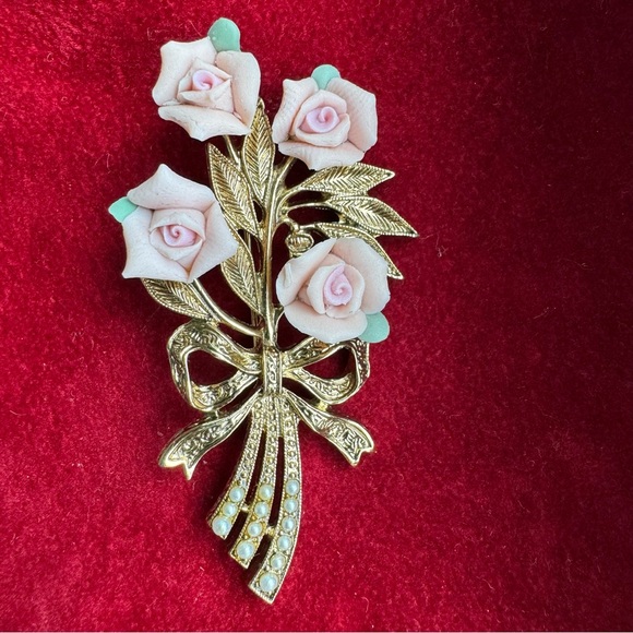 1928 Vintage Bouquet Brooch Pin
Porcelain Roses - Picture 5 of 8